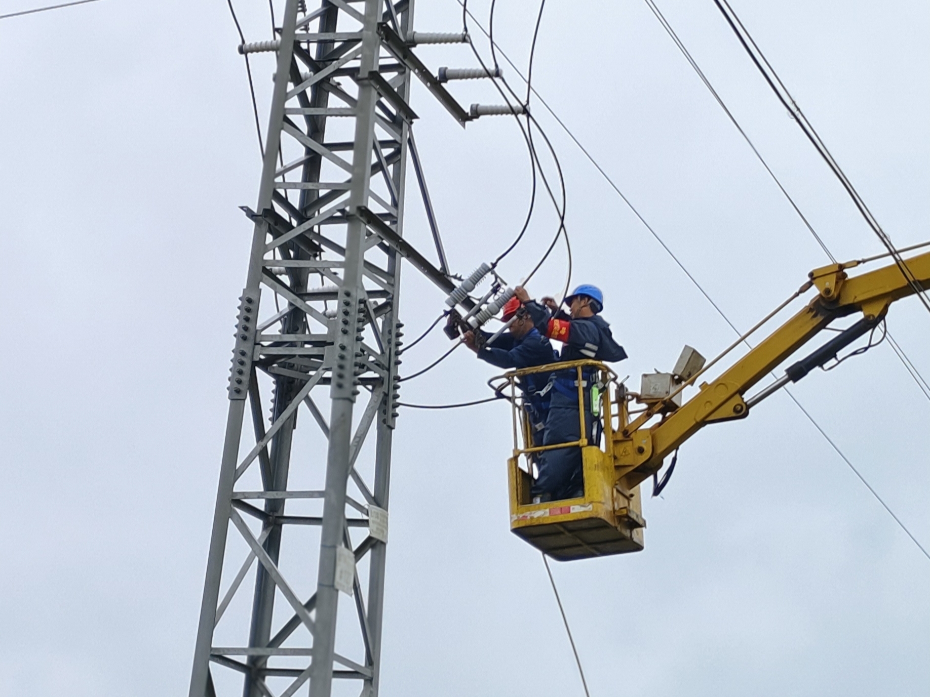 7月21日，南方電網廣東湛江遂溪供電局搶修人員對10千伏線路故障開展消缺。許昌永攝